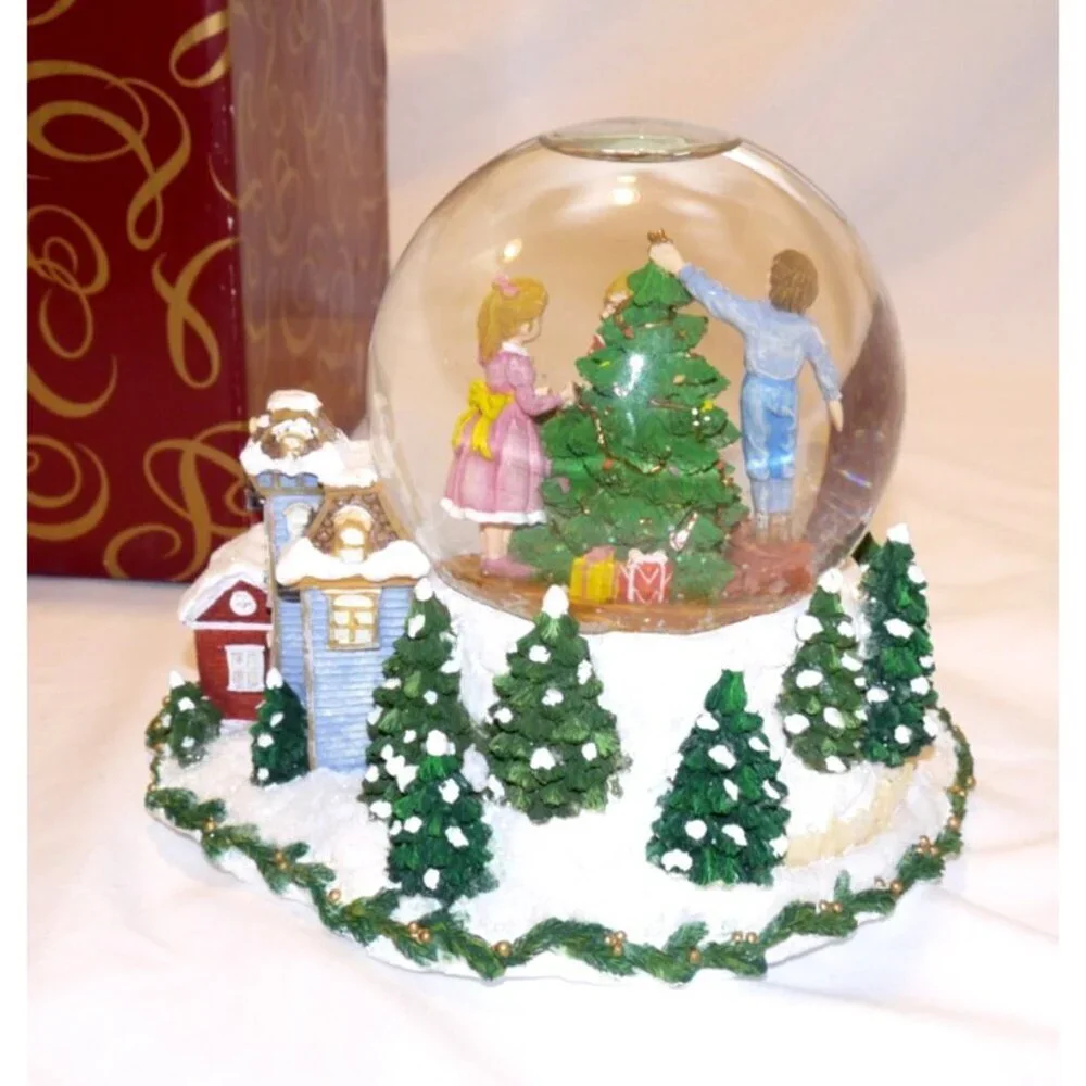 SAN FRANCISCO MUSIC BOX Here Comes Santa Claus musical light up snow globe